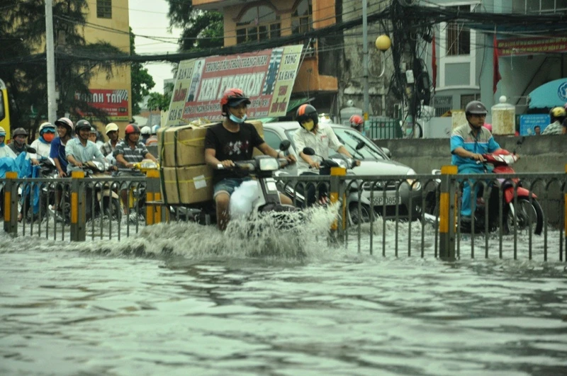 Đường Kinh Dương Vương thành sông sau cơn mưa ngắn ảnh 7